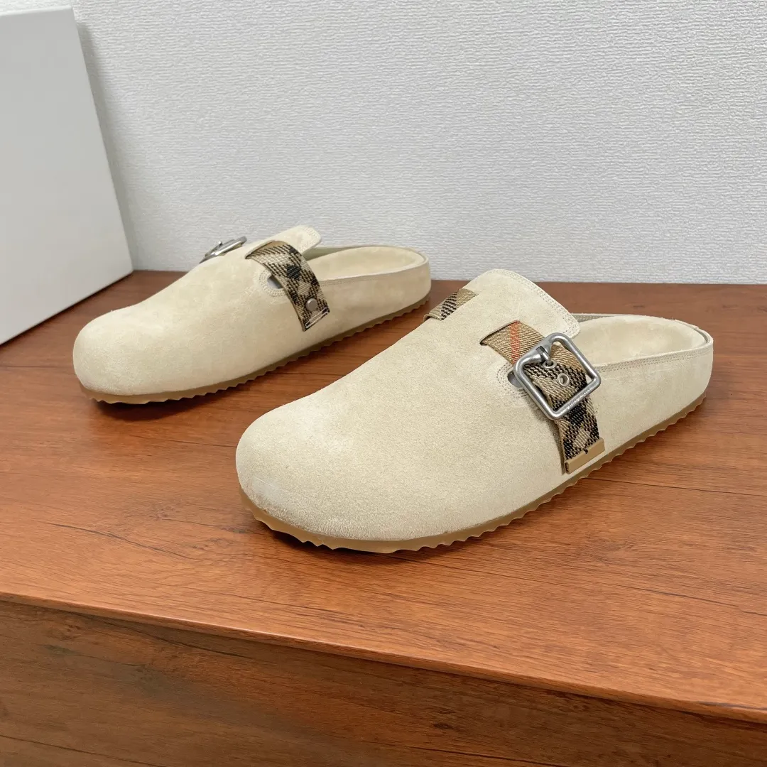 Men's Men's Shoes 💰340【New Style】🐝🐝Burberry New Burberry - Men's Checked Leather Urchin Half-Flop Sandal Made of soft suede cowhide and calfskin, these half-flop sandals feature an adjustable B-shaped buckle strap and are decorated with the signature sand-colored Burberry check in jacquard worsted. The upper wraps around the midsole and is paired with a sole made of the same upper material with an embossed logo on the heel and a wavy rubber outsole embellished with the Burberry lettering. Fashionable and casual! Comes with full set of original packaging dust bag! Code number: 39-40-41-42-43-44 standard code (38/45 can be customized and returns and exchanges are not supported)